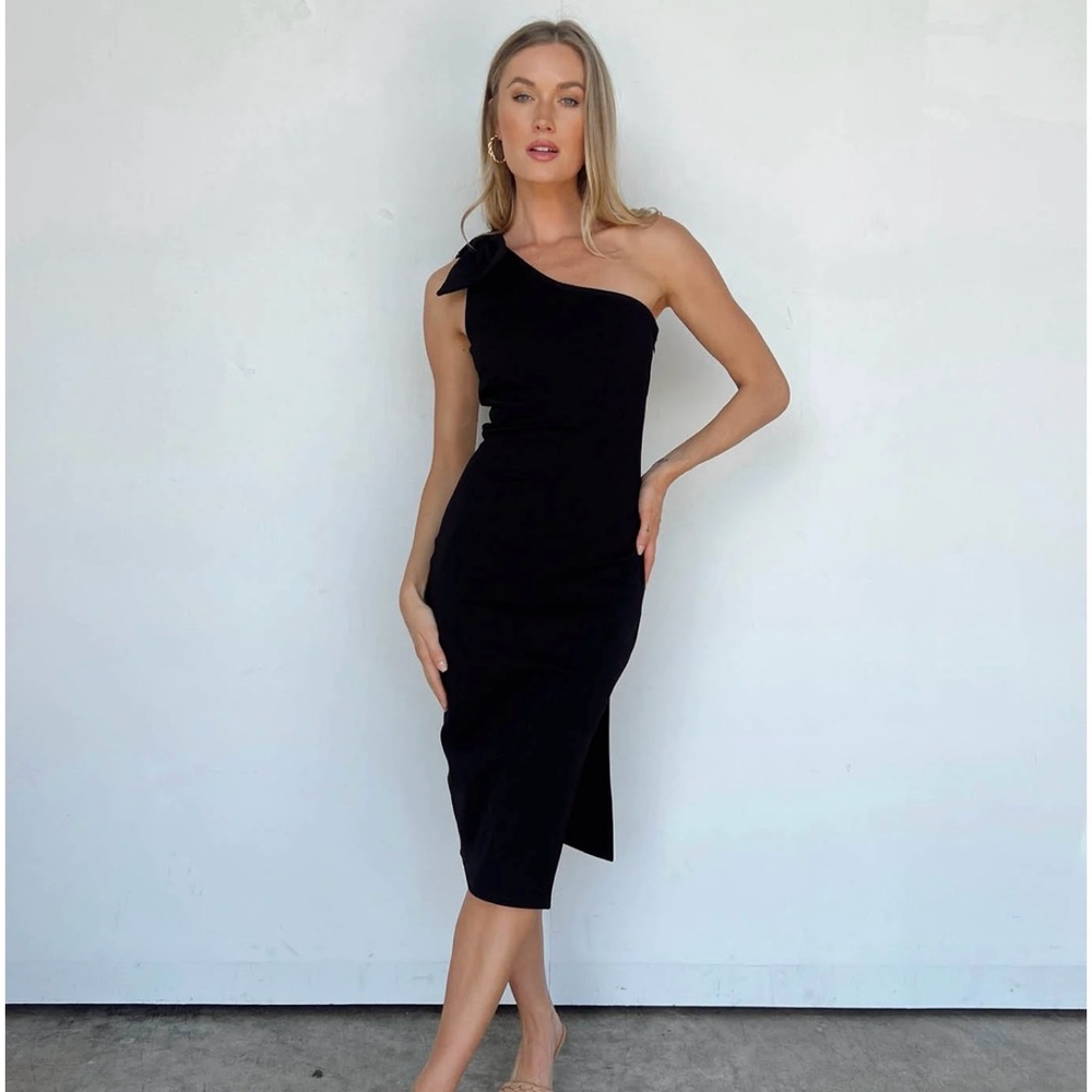 Vestique Black One-Shoulder Midi Dress with Side Slit